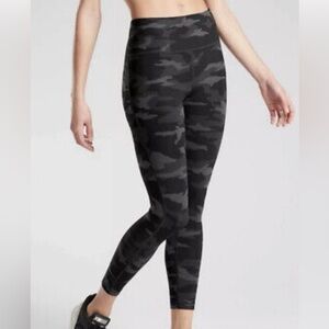 Athleta Ultimate Camo 7/8 tight Athleisure workout Leggings Gray Size Small